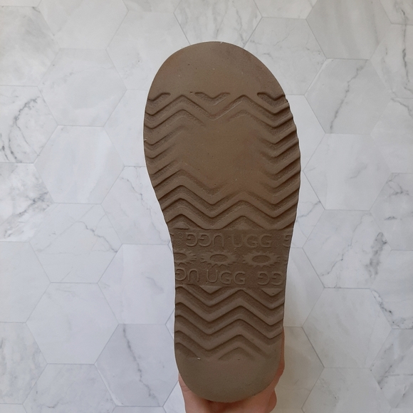 UGG Classic Short II Boot - Chestnut - Picture 2 of 4